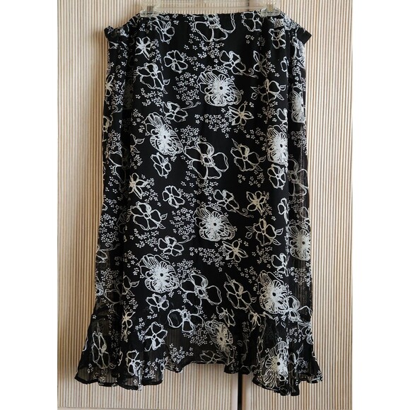 JM Woman Collection Skirt Size 18W Black White Floral Side Zip Flattering EUC - Picture 2 of 6
